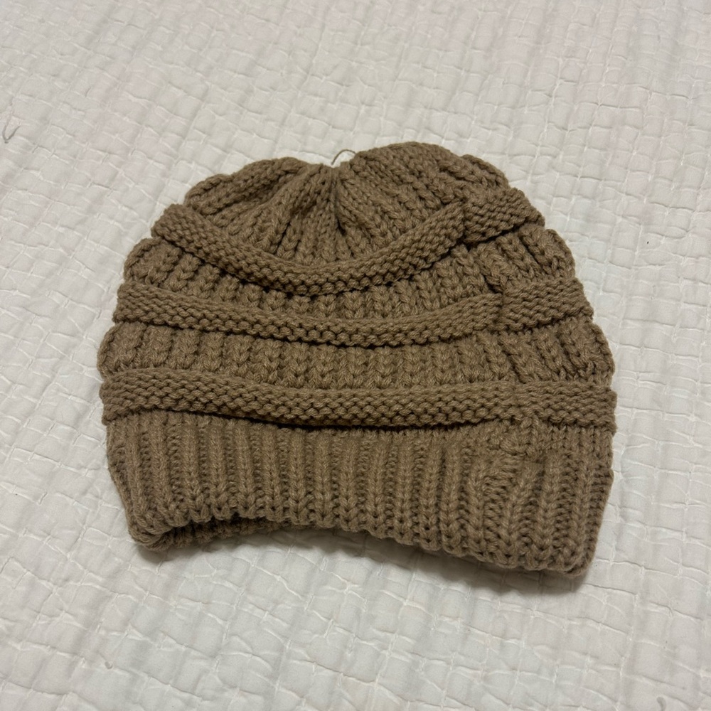 Knit winter hat with poney tail hole great condition like new